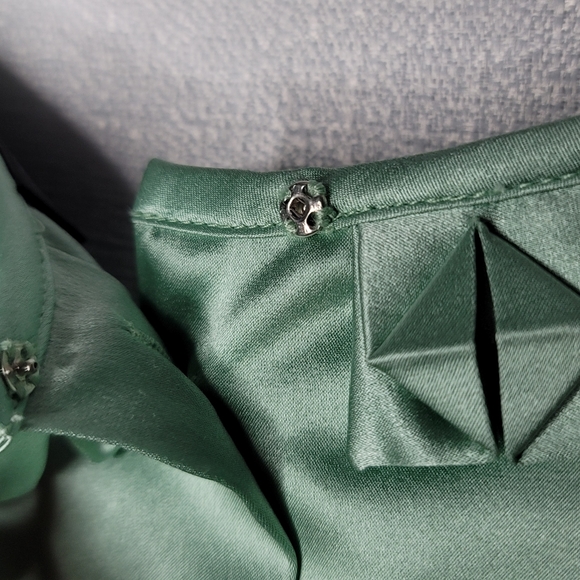 Sleeveless Button Back Blouse - Picture 7 of 10